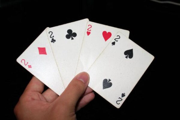 Tận dụng lợi thế có lá bài 2 để cướp lượt chơi